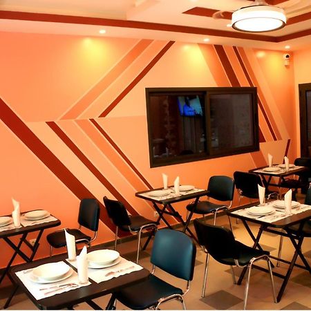 Hotel Laval Абиджан Екстериор снимка