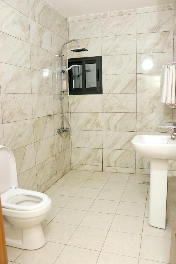 Hotel Laval Абиджан Екстериор снимка